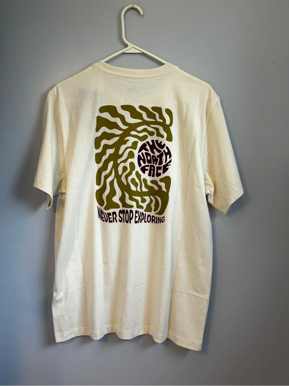 The North Face Men's Exotic Days Reg Fit short sleeve tee. Sz L. NWT